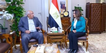 وزيرة التنمية المحلية والبيئة تتابع مع محافظ مطروح مشروعات الخطة الاستثمارية ومنظومة المخلفات