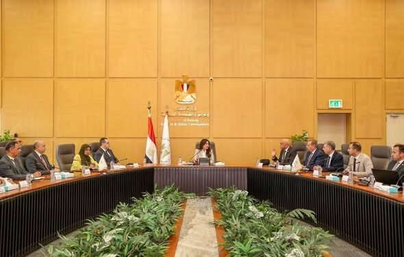 وزيرة الإسكان تبحث تطوير منظومة النقل الجماعي بالمدن الجديدة