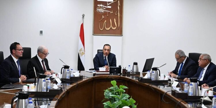 رئيس الوزراء يتابع مستجدات تطوير الشركة القابضة للغزل والنسيج