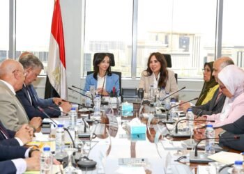 وزيرة الإسكان ومحافظ البحيرة يستعرضان موقف مشروعات مياه الشرب والصرف الصحي