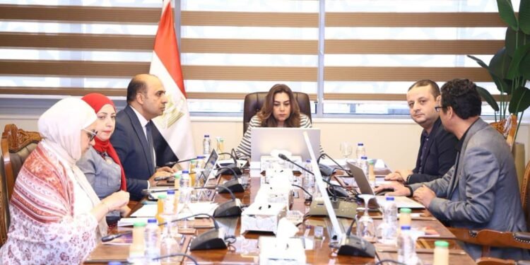 وزيرة التنمية المحلية والبيئة تتابع مستجدات تراخيص المخلفات وتطبيق نظام المسؤولية الممتدة للمنتج