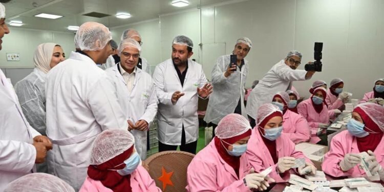 وزيرا الاستثمار والعمل يتفقدان مصانع شركات «فارما زاد جروب» و«كايرو كيم» و«موتزاريال فريش»