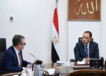 رئيس الوزراء يتابع مع وزير التخطيط ملفات تعزيز تنافسية الاقتصاد والاستثمارات