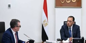 رئيس الوزراء يتابع مع وزير التخطيط ملفات تعزيز تنافسية الاقتصاد والاستثمارات