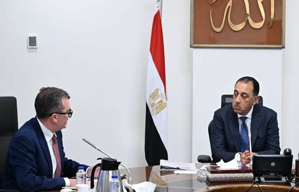 رئيس الوزراء يتابع مع وزير التخطيط ملفات تعزيز تنافسية الاقتصاد والاستثمارات