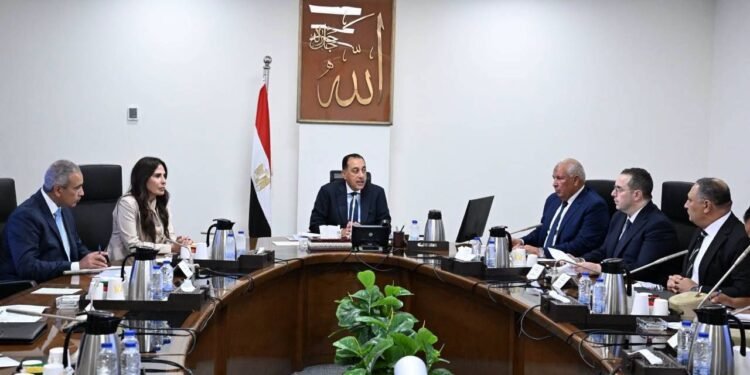 رئيس الوزراء يتابع مشروعات تطوير وتنمية الساحل الشمالي الغربي