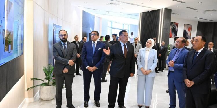 “مدبولي” يفتتح مركز الخدمات الضريبية المميزة بالعلمين الجديدة ويشهد إطلاق «موبايل أبلكيشن» للتصرفات العقارية