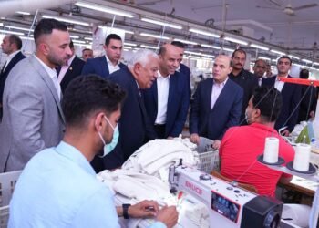 وزير العمل ومحافظ الغربية يتفقدان “العربية للنسيج والنوفيتيه” و”تريكو الصياد”