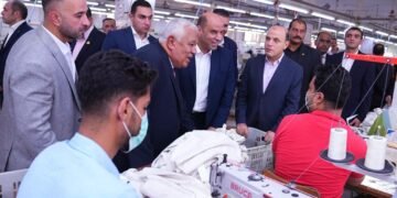 وزير العمل ومحافظ الغربية يتفقدان “العربية للنسيج والنوفيتيه” و”تريكو الصياد”