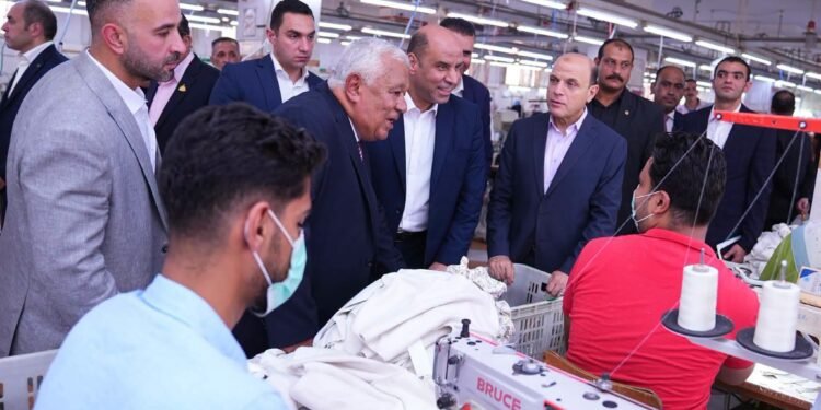 وزير العمل ومحافظ الغربية يتفقدان “العربية للنسيج والنوفيتيه” و”تريكو الصياد”