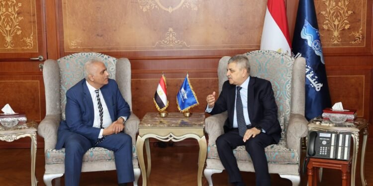 الفريق أسامة ربيع: التقارير الملاحية بقناة السويس رصدت تعافيًا تدريجيًا في معدلات عبور سفن الحاويات