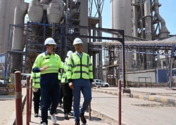 وزير الصناعة يتفقد مصنع هولسيم مصر للأسمنت بالعين السخنة بطاقة إنتاجية 9.5 مليون طن