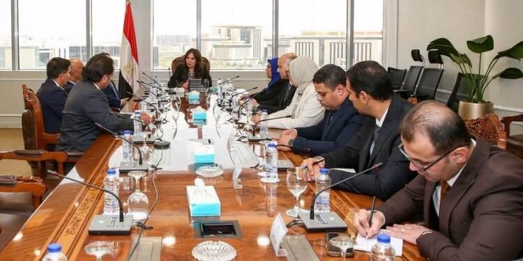 وزيرة الإسكان تستعرض مقترحات CIFC لإدارة حي المال والأعمال بالعاصمة الجديدة