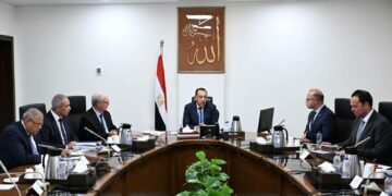 رئيس الوزراء يناقش مقترحات نقل ملكية عدد من الشركات القابضة وشركاتها التابعة