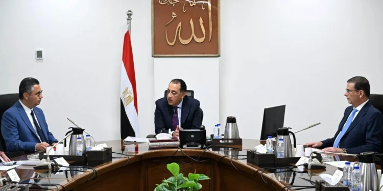 مدبولي يطمئن المواطنين: السكر بـ28 جنيهًا.. ومخزون السلع يكفي لعام كامل