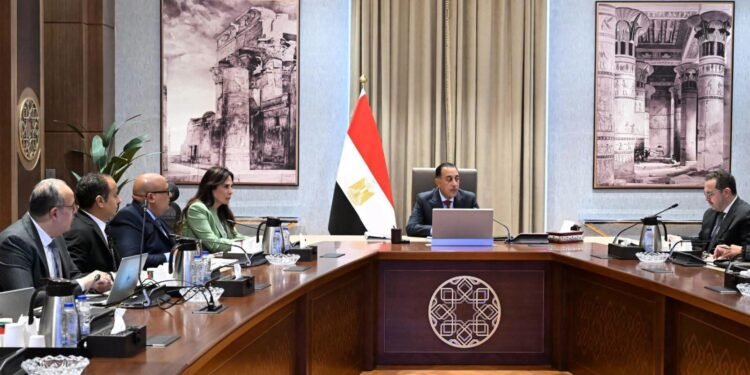 رئيس الوزراء يوجه بضبط السوق العقارية وحصر المشروعات المتعثرة وحماية حقوق الحاجزين
