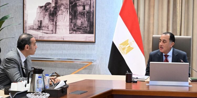 مدبولي يوجه بتعزيز الرقابة على القطاع غير المصرفي وحماية حقوق المتعاملين