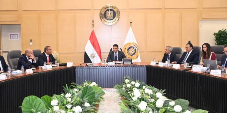 وزارة الصناعة تبحث إطلاق صناديق استثمار صناعي لتمويل التوسع وإعادة تشغيل المصانع المتعثرة