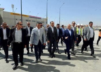 رئيس الوزراء يتفقد مشروعات النقل الجماعي الأخضر بالقاهرة والجيزة