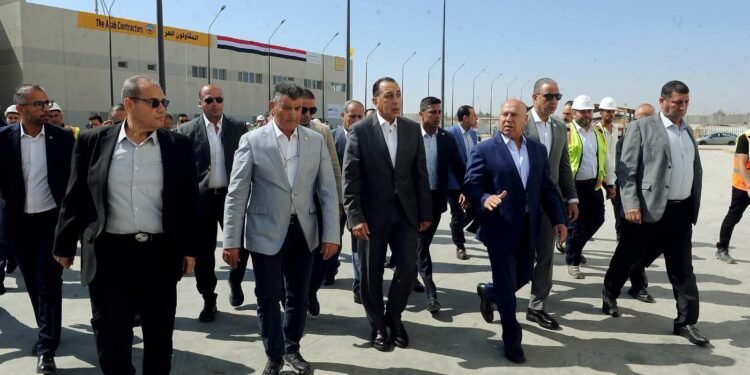رئيس الوزراء يتفقد مشروعات النقل الجماعي الأخضر بالقاهرة والجيزة