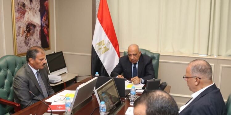 وزير الكهرباء يتابع تحديث استراتيجية الطاقة المتكاملة والمستدامة حتى 2040