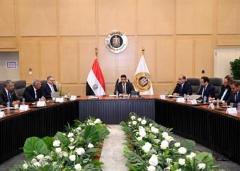 «الصناعة» تبحث مع مصنعي الأسمنت زيادة الطاقات الإنتاجية وفتح أسواق تصديرية جديدة