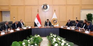 «الصناعة» تبحث مع مصنعي الأسمنت زيادة الطاقات الإنتاجية وفتح أسواق تصديرية جديدة