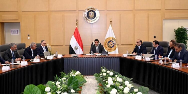 «الصناعة» تبحث مع مصنعي الأسمنت زيادة الطاقات الإنتاجية وفتح أسواق تصديرية جديدة
