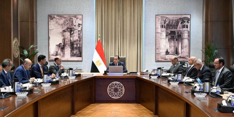 مدبولي يوجه بإجراءات عملية لتعزيز الاستثمار والصناعة وتوفير فرص عمل مستدامة