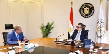 وزير التخطيط يبحث مع «إسلسكا» البناء على نجاح تأهيل 1500 قيادة حكومية