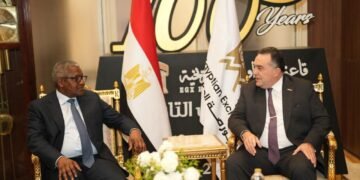 البورصة المصرية تبحث إطلاق شهادات إيداع لأسهم «دانجوتي» لتعزيز الاستثمار الإفريقي