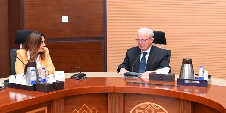 الحكومة تبحث تطوير منظومة إدارة المخلفات وتعزيز الاستثمارات الخاصة