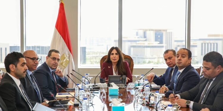 وزيرة الإسكان تبحث تطوير آليات طرح الفرص الاستثمارية بالمدن الجديدة
